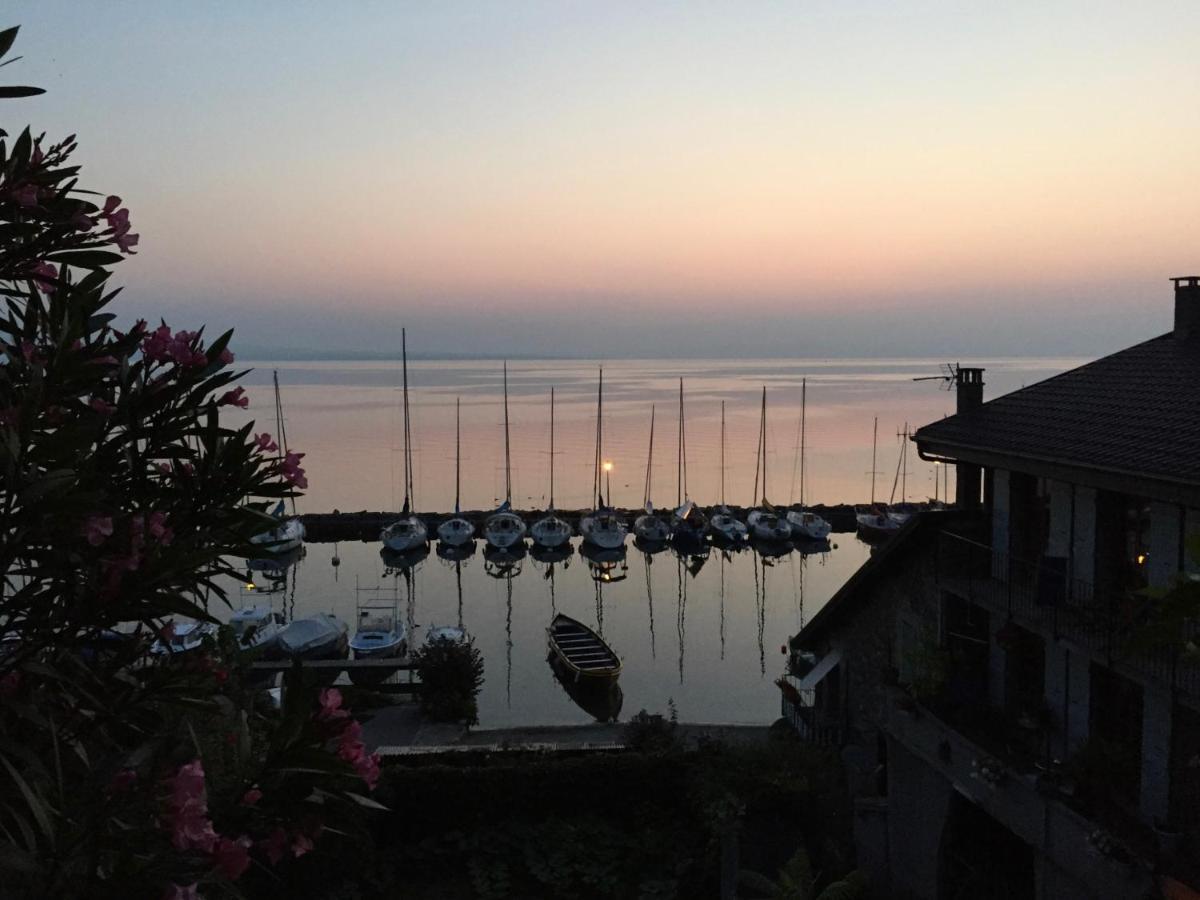 A Room with a View - Maisonnette dans bourg médiéval au bord du Lac Léman Yvoire Extérieur photo